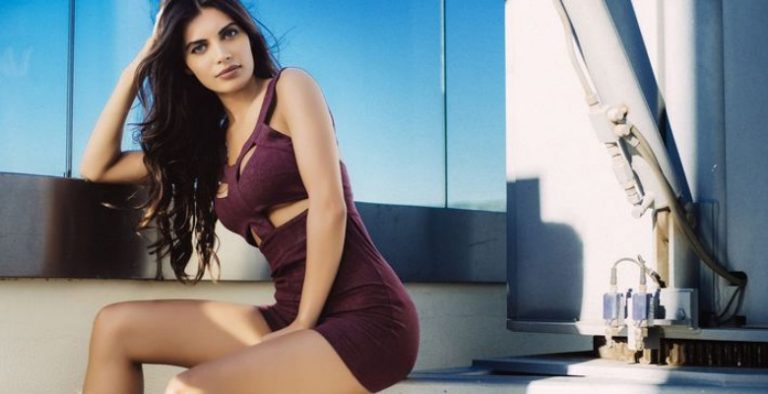 Ceren Hindistan’dan Yatak Odası Pozu