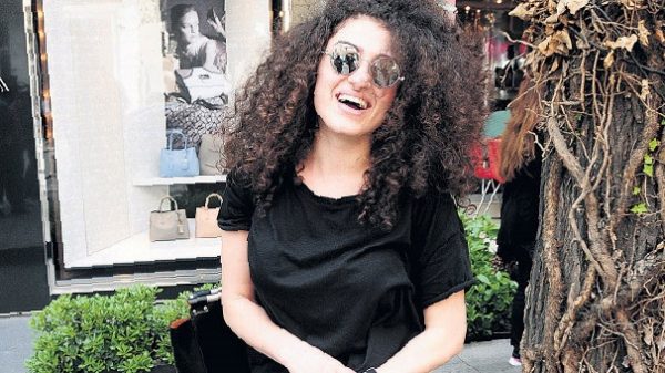 Dilan Çıtak Tatlıses�in saçlarıyla imtihanı Elbisesini kesmek zorunda