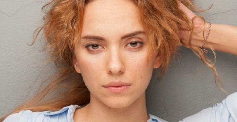 Ufak Tefek Cinayetler’in Burcu’su Duygu Sarışın’ın kimin kızı olduğunu biliyor musunuz?