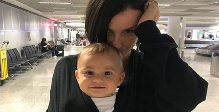 Gülşen oğlunu şezlongda emzirdi