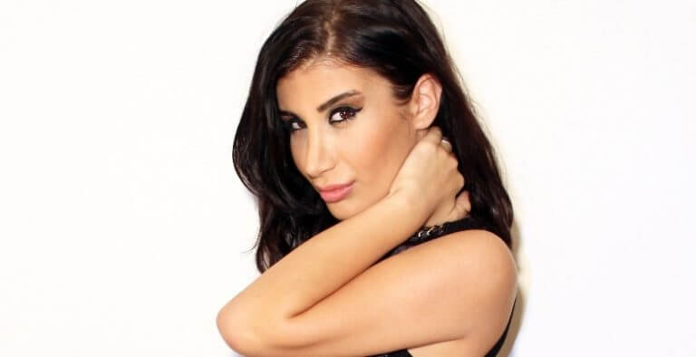 İrem Derici, Yaptığı Bacak Hareketiyle Yeni Bir Akım Başlattı: #iremdericing