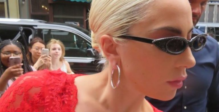 Lady Gaga iç çamaşırını gösteren dantelli elbisesiyle New York sokaklarında