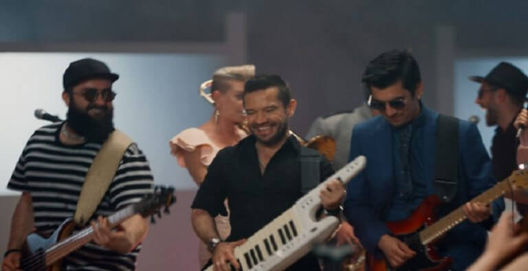 Ozan Doğulu Orkestrası’ndan, İlk Şarkıları Efsane’ye Renkli Klip!