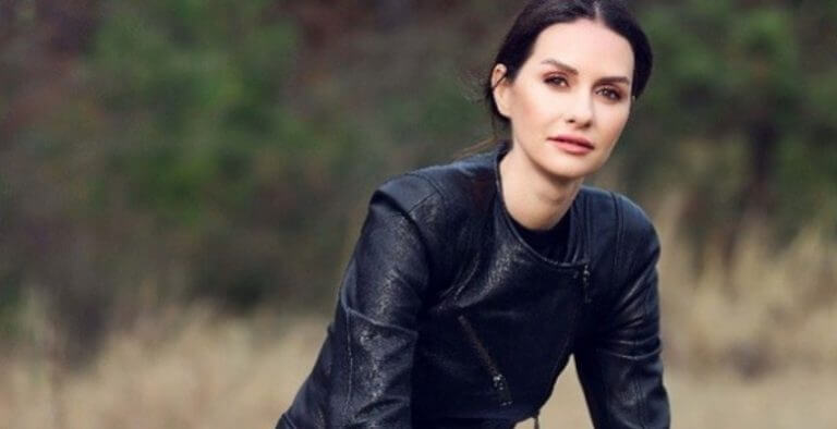 Yasemin Özilhan bikinili pozu ile sahilde şov yaptı