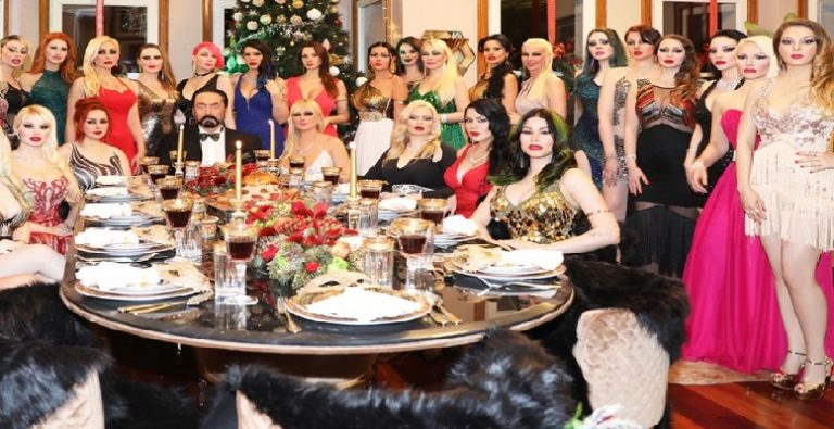 Adnan Oktar’ın davetlerinde sahne alan sanatçılar için: Parama bakar, şarkımı söylerim