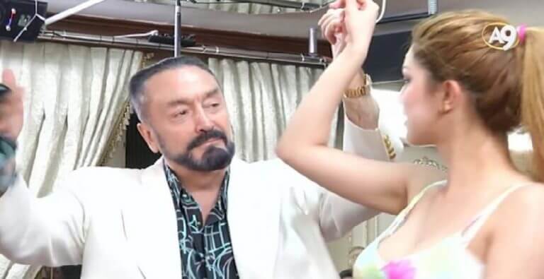 Adnan Oktar’ın kediciği şezlongda güneşlenirken gözaltına alındı!