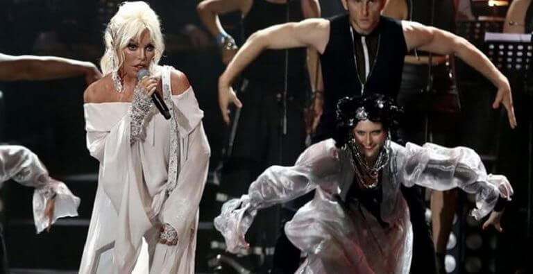 Ajda Pekkan konserinde görüntü var, ses yok!