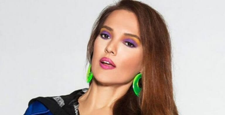 Demet Akalın kıyafetiyle yine şaşırttı!