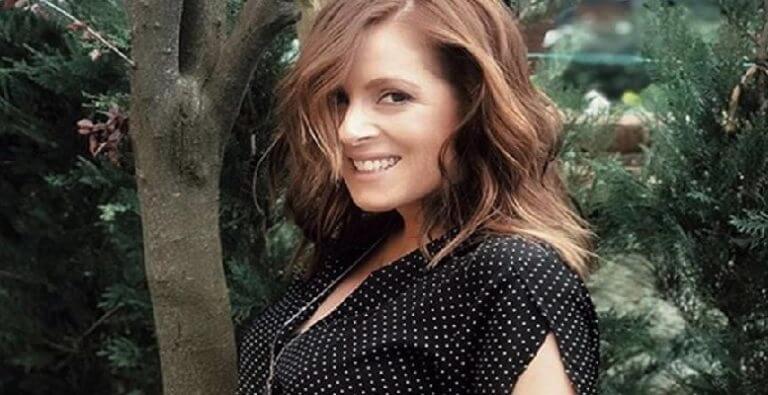 Doğa Rutkay ikizleriyle birlikte poz verdi