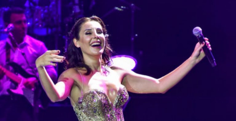 Funda Arar eşine sahneden taş attı!