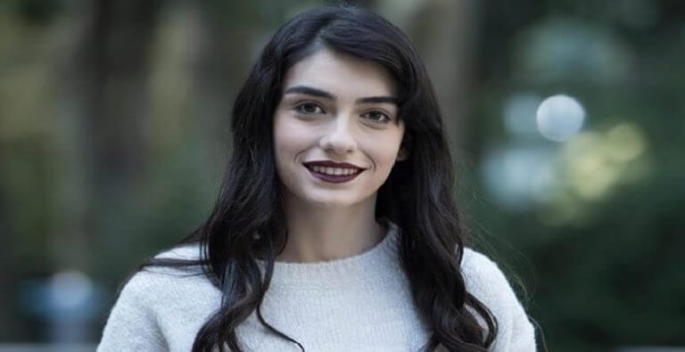 Hazar Ergüçlü’nün yeni imajı şoke etti. Saçlarını kazıttı!