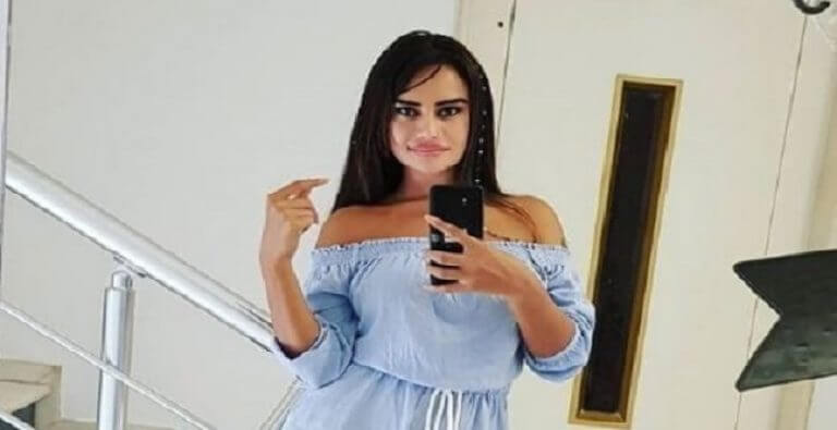 Muz yeme videosu ile olay yaratan Naz Mila’dan ‘pes’ dedirten video. Bu defa da üstündeki bornozu attı!