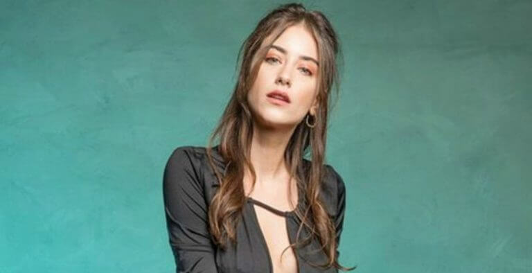 Hazal Kaya’dan Müjdeli Haber!