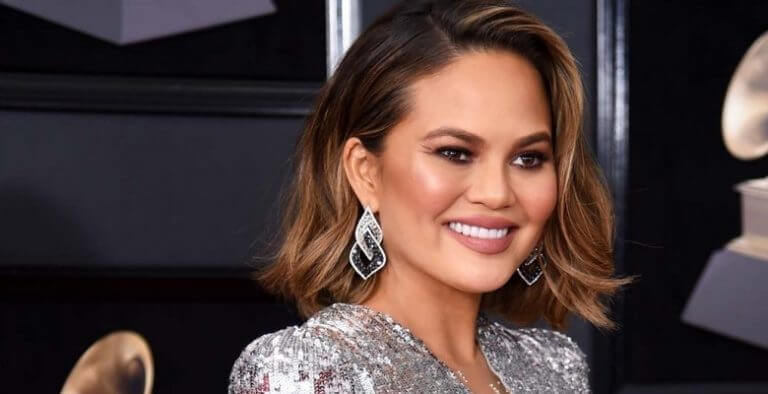 Ünlü modelin emzirme pozu olay oldu!