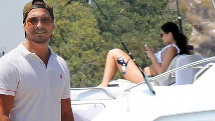 Teknede Meçhul Esmer Güzel