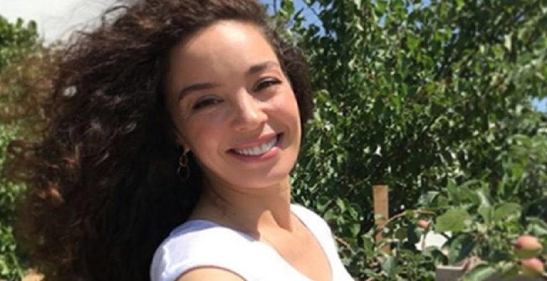 Azra Akın ” En Az Sizin Kadar Düşünüyorum”