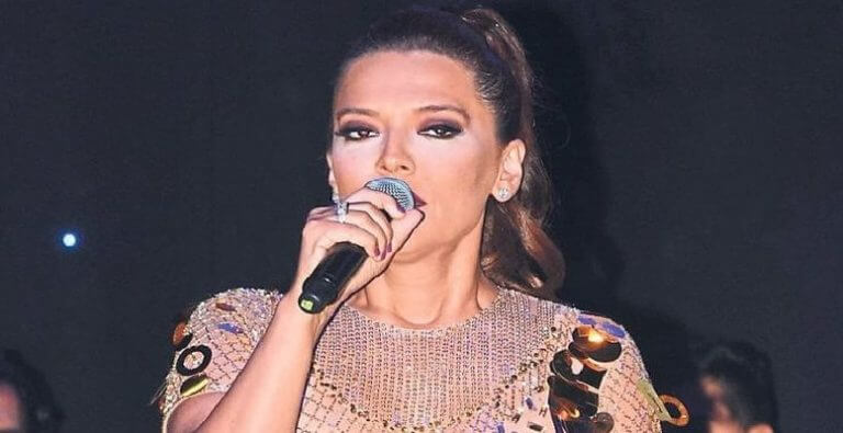 Demet Akalın, Sahne Kıyafeti İle Gönderme Yaptı!