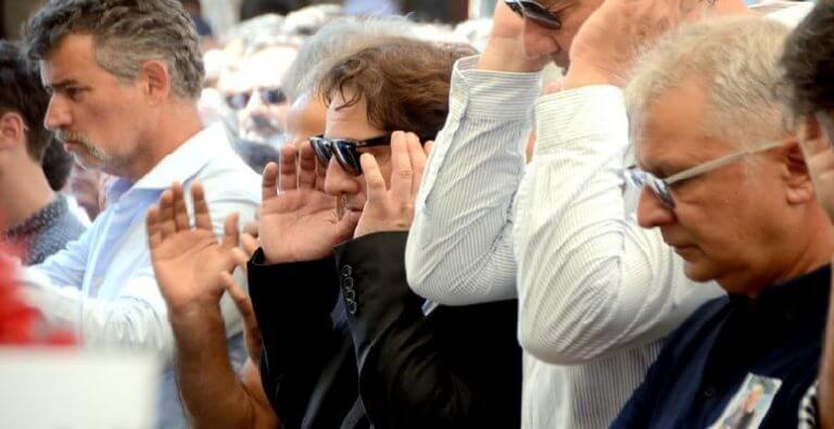 Annesinin cenazesinde namaz kıldı diye eleştirilen Fazıl Say isyan etti