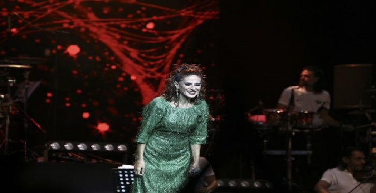 Niran Ünsal’dan Yıldız Tilbe’ye Sahnede Övgü!