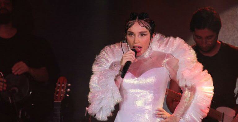 Gülşen bikinili pozu