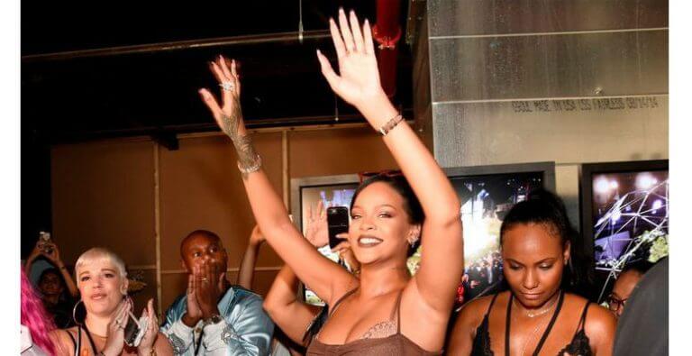 Rihanna’nın İç Çamaşırı Defilesinde Modelleri Podyumu Salladı!
