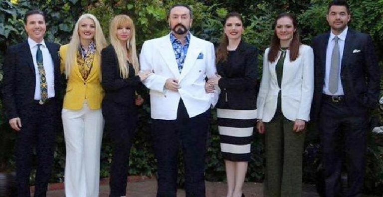 Adnan Oktar’a kaptırdığı kızlarını 12 yıl sonra ilk kez gördü