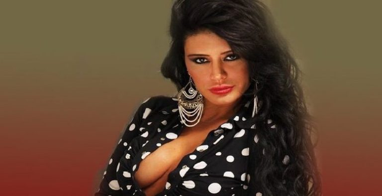 Ebru Polat yaz sezonunu cesur bikini şovuyla kapattı