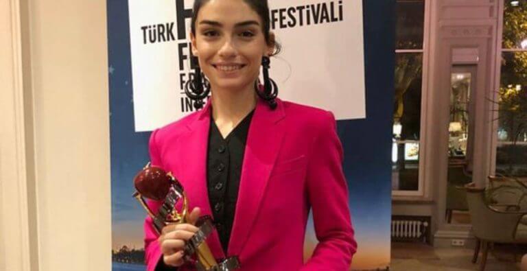 Hazar Ergüçlü “En İyi Kadın Oyuncu” Ödülünü aldı!