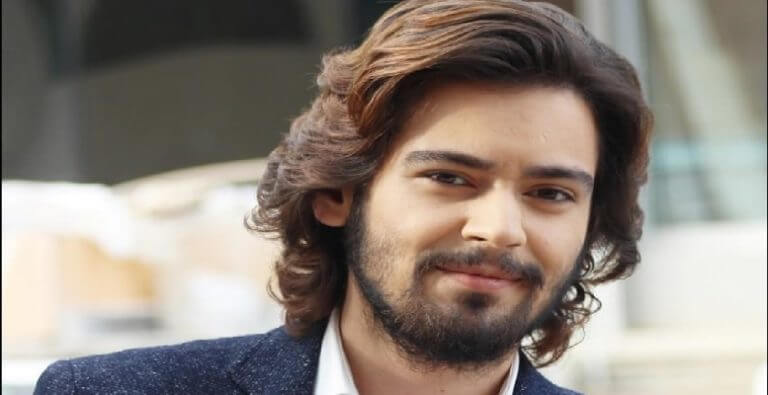 Yakışıklı oyuncuya aşk yasak!