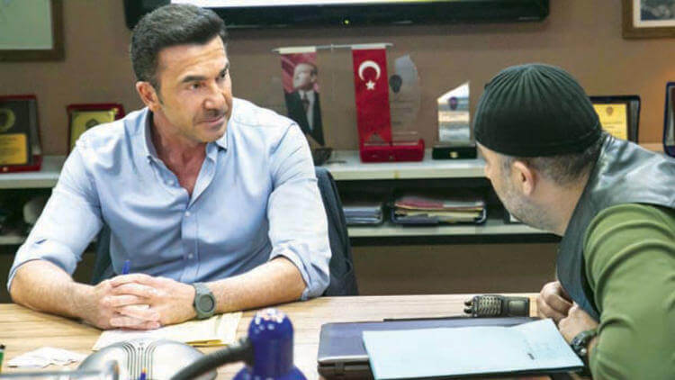 Arka Sokaklar Dizisinde Engin Müdür Rolünde