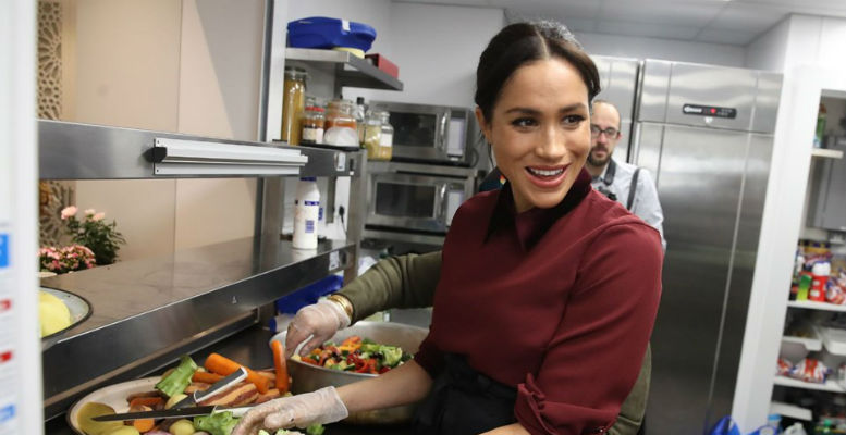 duses-megan-markle-evsizlere-yemek-pisirdi