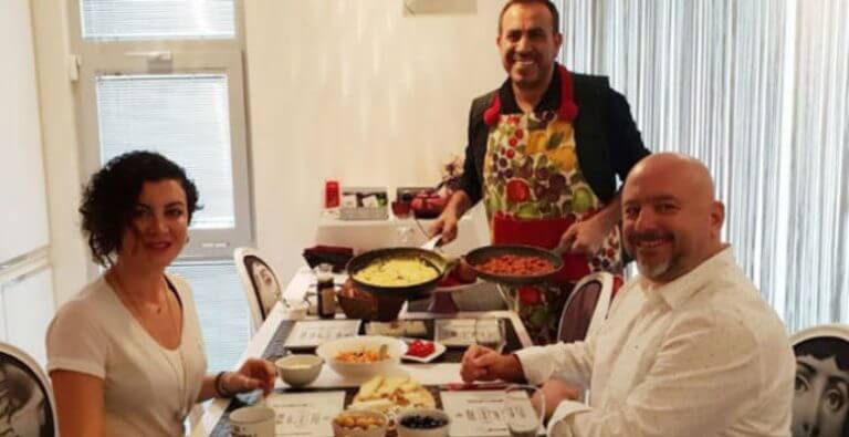 Haluk Levent İşitme Cihazı İhtiyacı Olan Kıza Cihaz Alana Kendi Elleriyle Yemek Hazırladı!