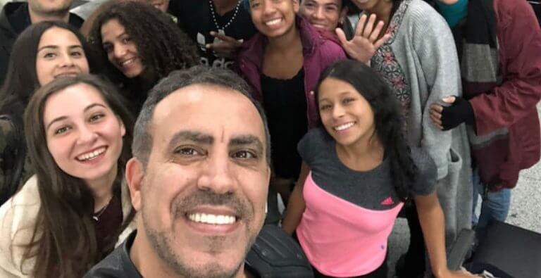 Haluk Levent Kolombiyalı Dansçılara Yardım Eli Uzattı!