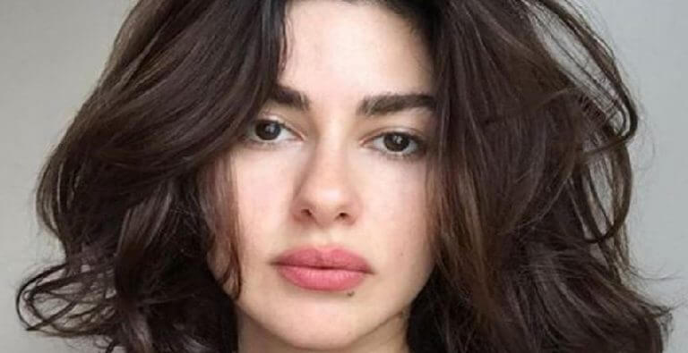 Nesrin Cavadzade’nin derin yırtmacı ve dekoltesi nefes kesti!