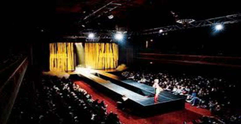 Süper Model, Üstsüz Pozuyla Olay Oldu!