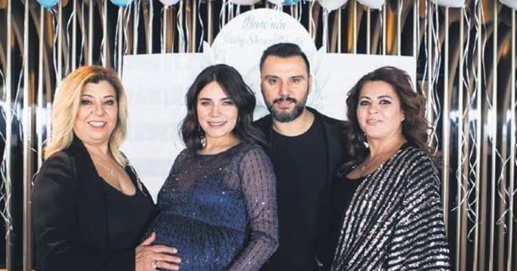 Alişan - Buse Varol çiftini bu özel günde dostları yalnız bırakmadı.