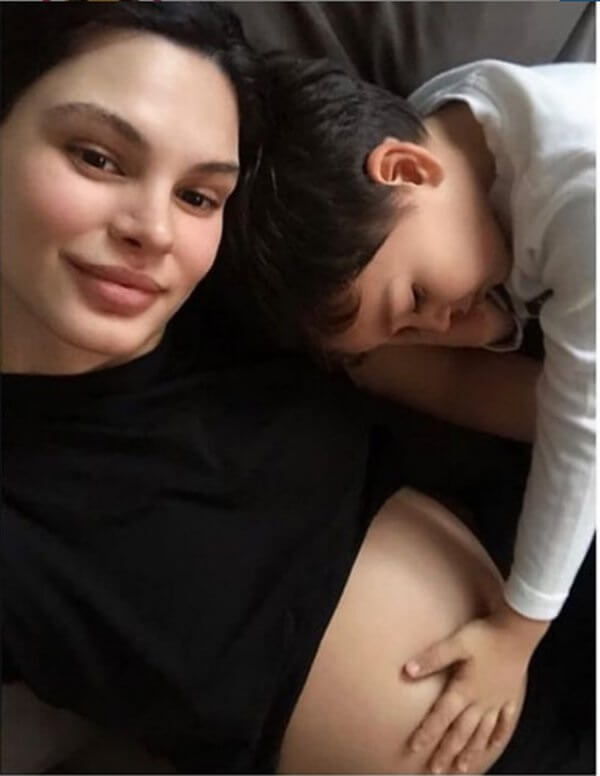 Almeda Abazi'den hamilelik