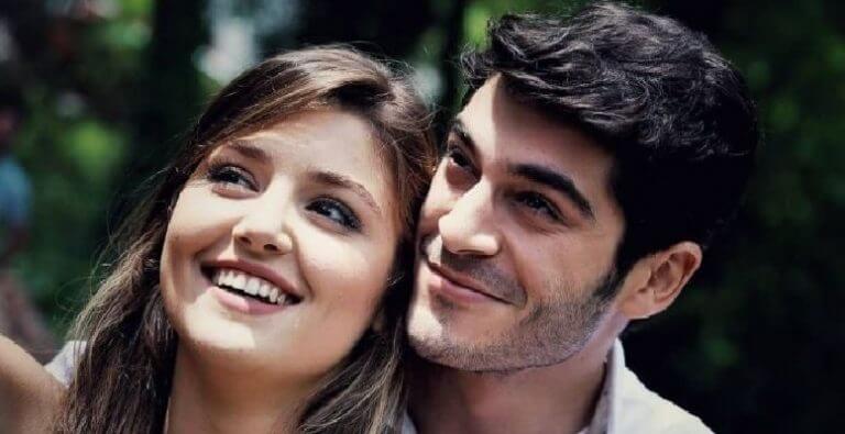 Hande Erçel’in annesinin cenazesine katılan Burak Deniz’in hali yürek burktu