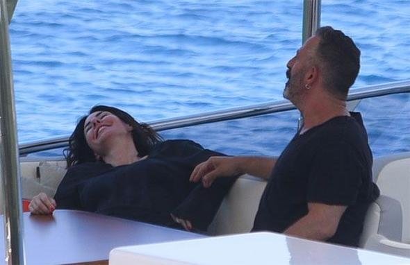 Cem Yılmaz ve Defne Samyeli çifti, her adımları takip edilen ünlülerin başında yer alıyor.