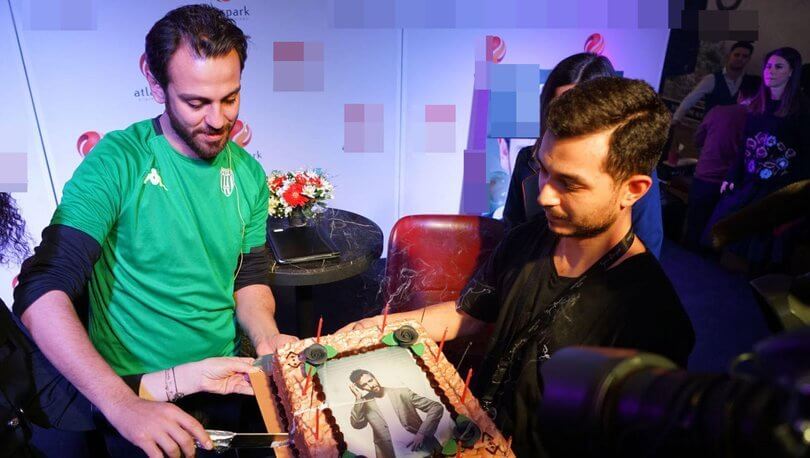 Düzenlenen etkinlikte ünlü oyuncuya sürpriz doğum günü kutlaması yapıldı.