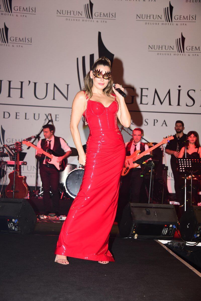 Ünlü şarkıcı, birbirinden güzel kıyafetlerle göz kamaştırdı