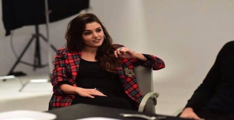 Halka Dizisinin İlk Gösterimine Hande Erçel Katılamadı!