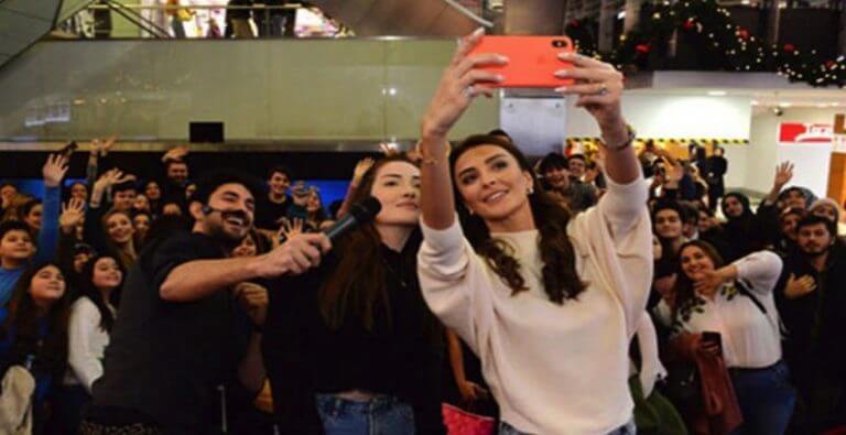 Özge Ulusoy ve Danla Bilic Bir Araya Geldi…