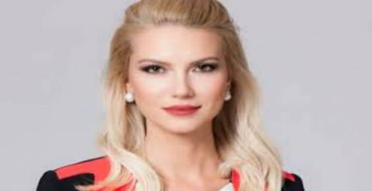 Pelin Çift, Yeniyıla Öyle Bir Yerde Girdiki Hayranları Kendinden Geçirdi!