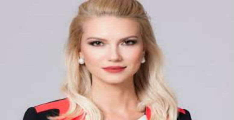 Pelin Çift, Yeniyıla Öyle Bir Yerde Girdiki Hayranları Kendinden Geçirdi!