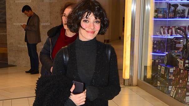 Selin Şekerci, annesiyle birlikte geldiği alışveriş merkezinde kendisini görüntüleyen magazin muhabirlerinin sorularını yanıtladı.