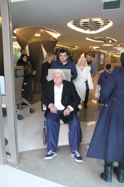 Fatma Girik'e moral vermek üzere hastaneye gelen usta aktörün tekerlekli sandalye kullanması dikkat çekti.