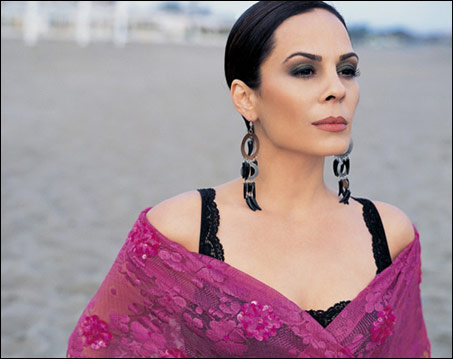 Demet Sağıroğlu, yıllarca vokalistliğini yaptığı Kayahan'ın kendisine siyah çelenk gönderdiğini itiraf etti.