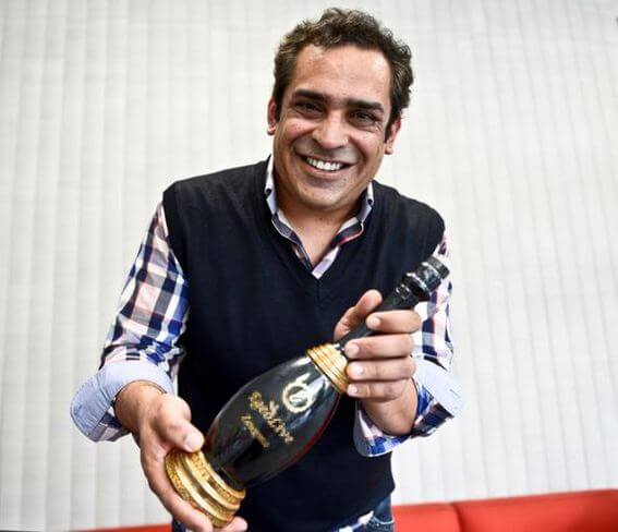 Şarkıcı Ege, ülkede zeytinyağından en iyi anlayan insanlardan birisi olduğunu söyledi.