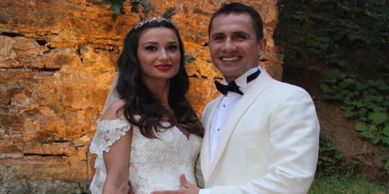 Emre Aşık’ın Eşi Sarmaş Dolaş Bir Erkekle Yakalandı!